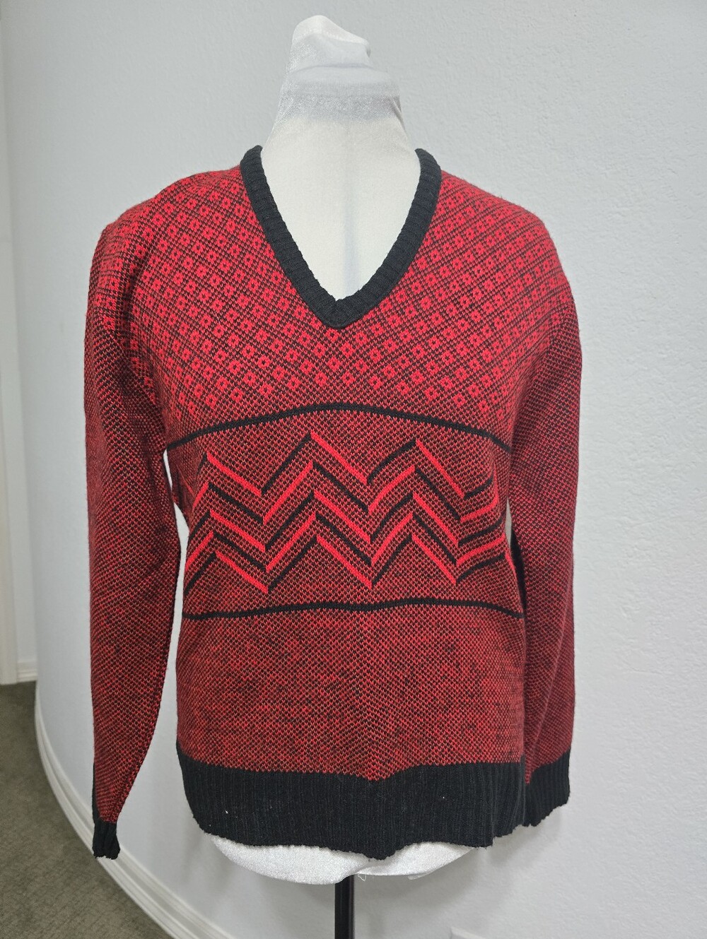Vintage 90s Knit Sweater M Red Black Chevron V-Neck Pullover Indie Grunge